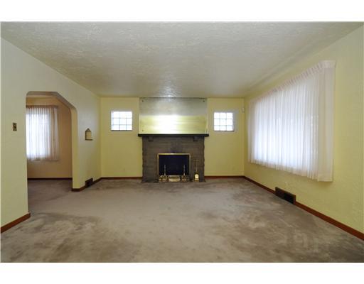 960 McCoy Road McKees Rocks, PA 15136 - Photo 2 of 18 Living Room.
