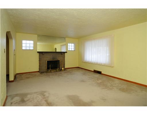 960 McCoy Road McKees Rocks, PA 15136 - Photo 3 of 18 Living Room.