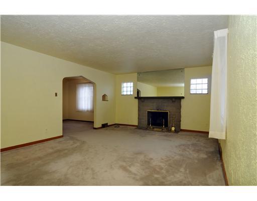 960 McCoy Road McKees Rocks, PA 15136 - Photo 4 of 18 Living Room.