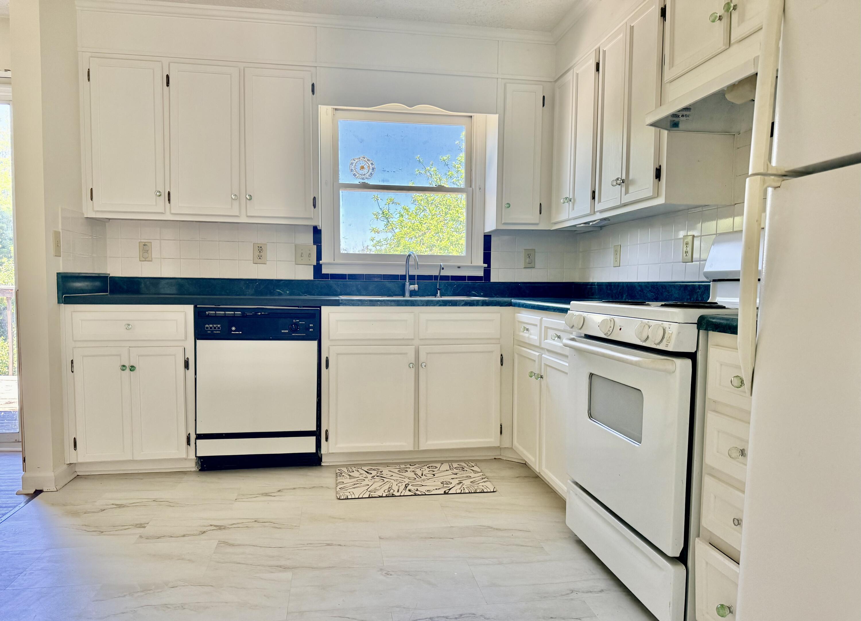 2602 Radford Road Northeast Roanoke, VA 24012 - Photo 3 of 16 IMG_8448