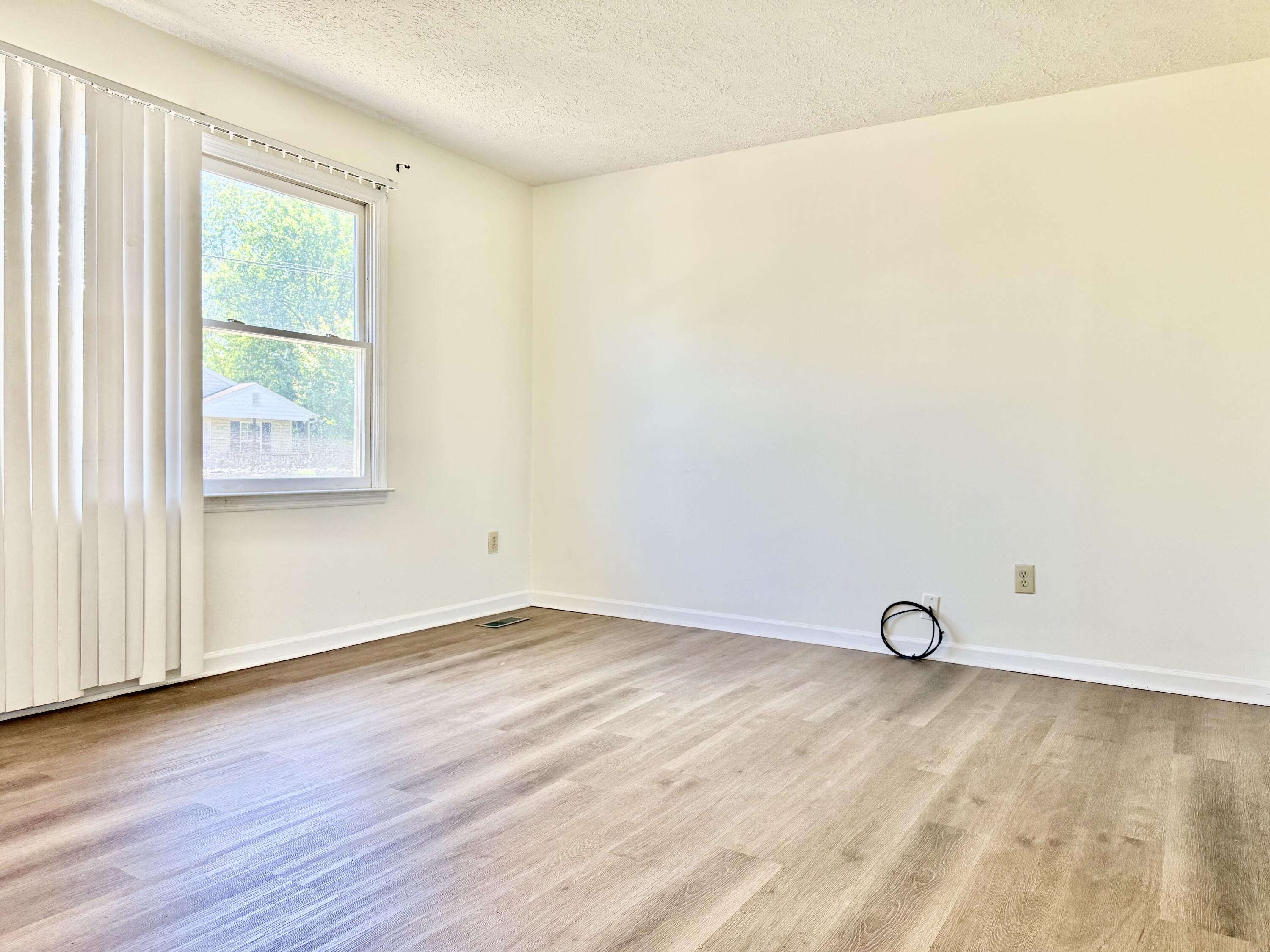 2602 Radford Road Northeast Roanoke, VA 24012 - Photo 4 of 16 IMG_8449