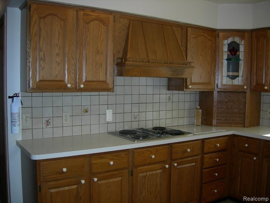 18349 Gill Road Livonia, MI 48152 - Photo 11 of 27 Beautiful oak kitchen - tons of cabinets and counters