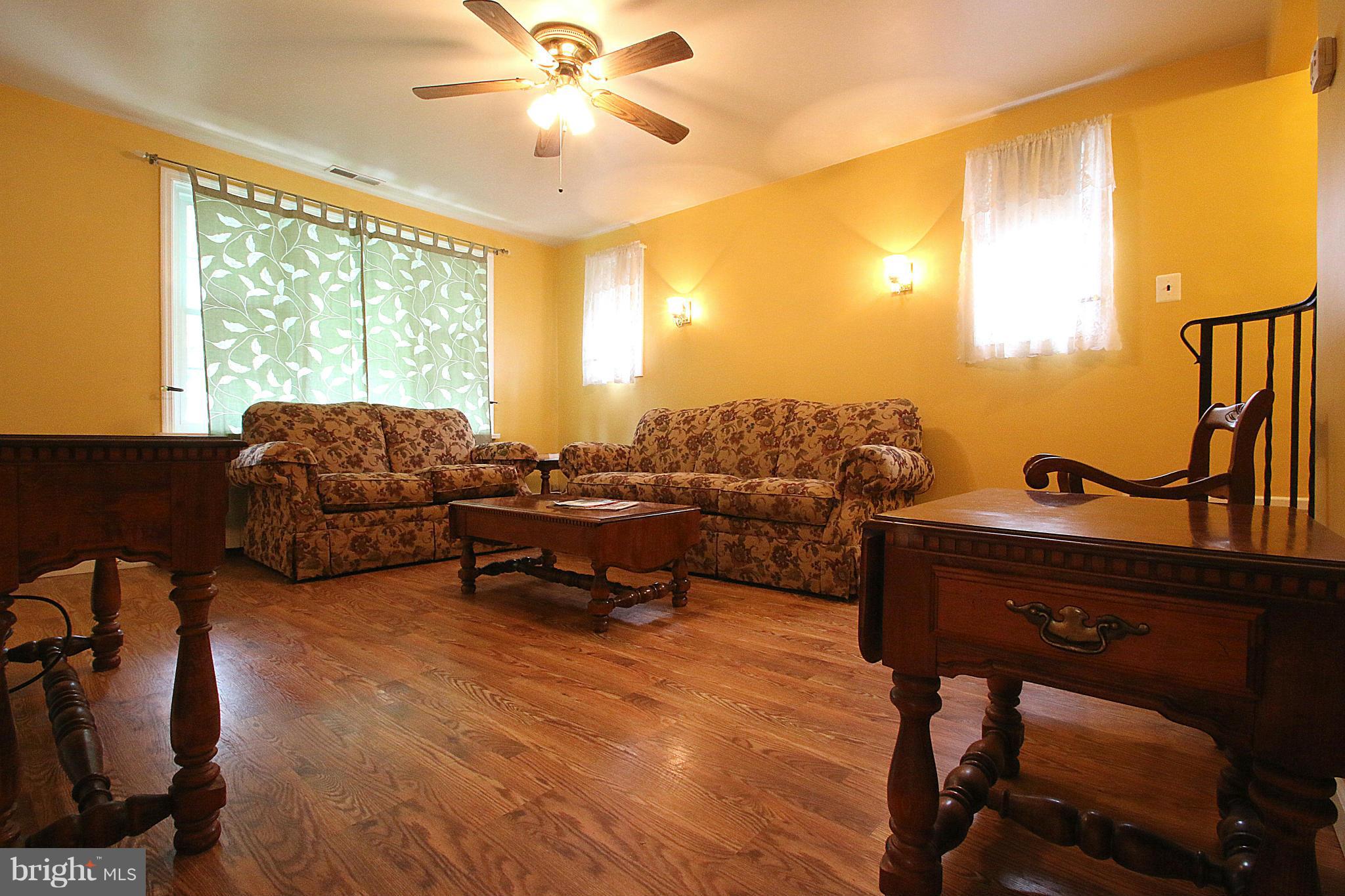 319 Riverside Drive Baltimore, MD 21221 - Photo 9 of 30 Living Room