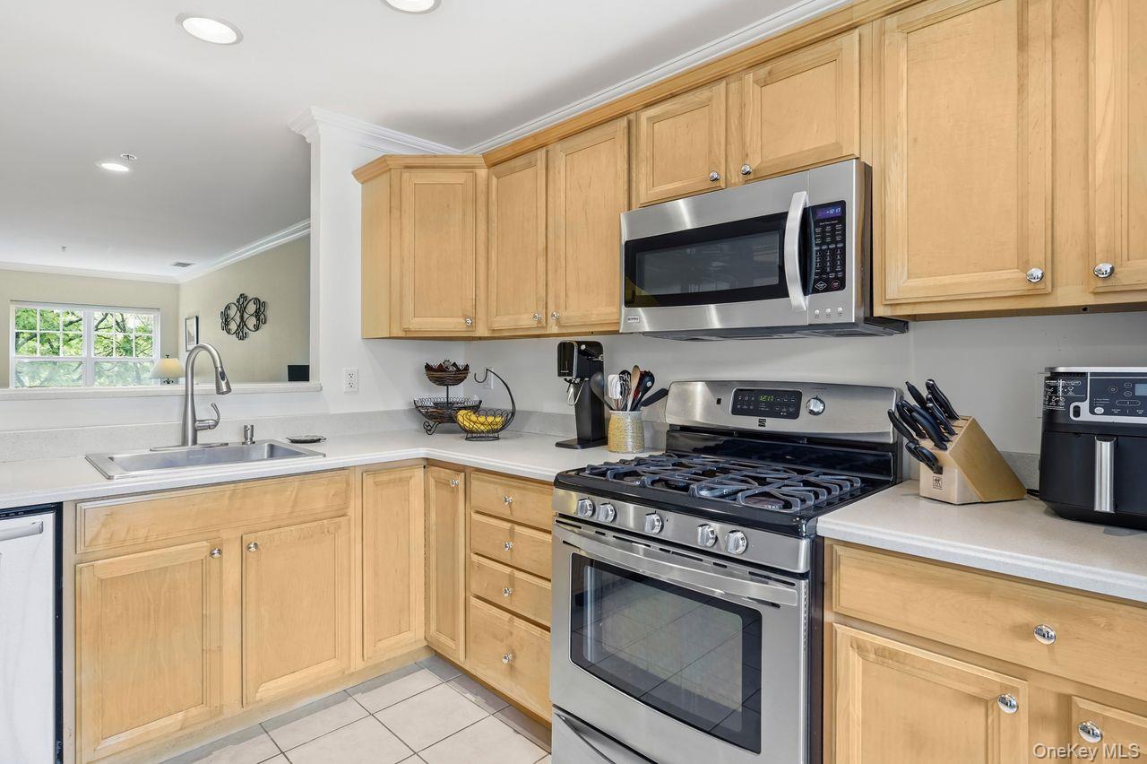 324 Viewpoint Terrace Peekskill, NY 10566 - Photo 3 of 27