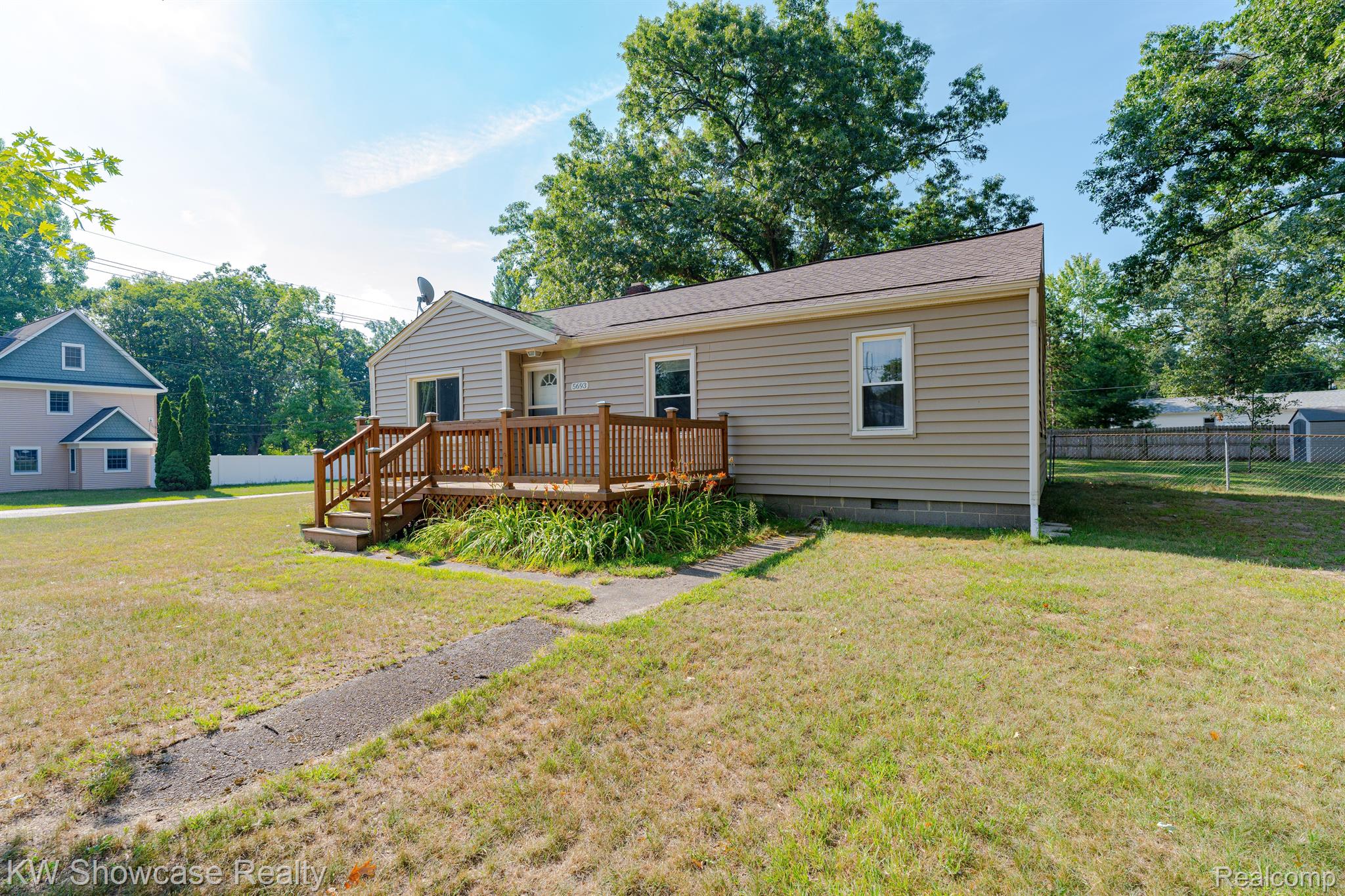 5693 Crescent Road Waterford, MI 48327 - Photo 3 of 56 Gallery Image 3
