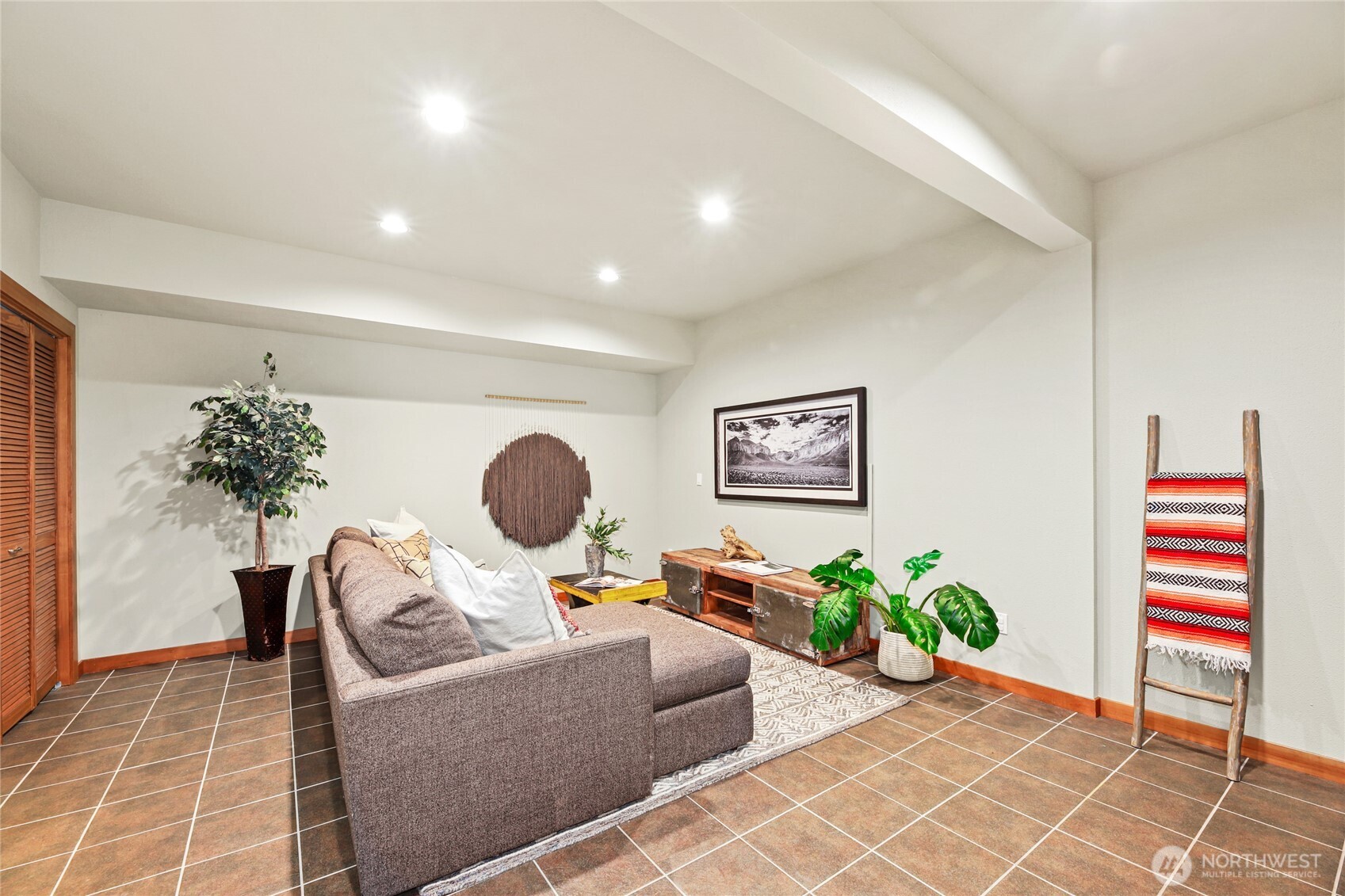 91 Mountain Home Road Snoqualmie Pass, WA 98068 - Photo 21 of 34 a living room with furniture and a potted plant