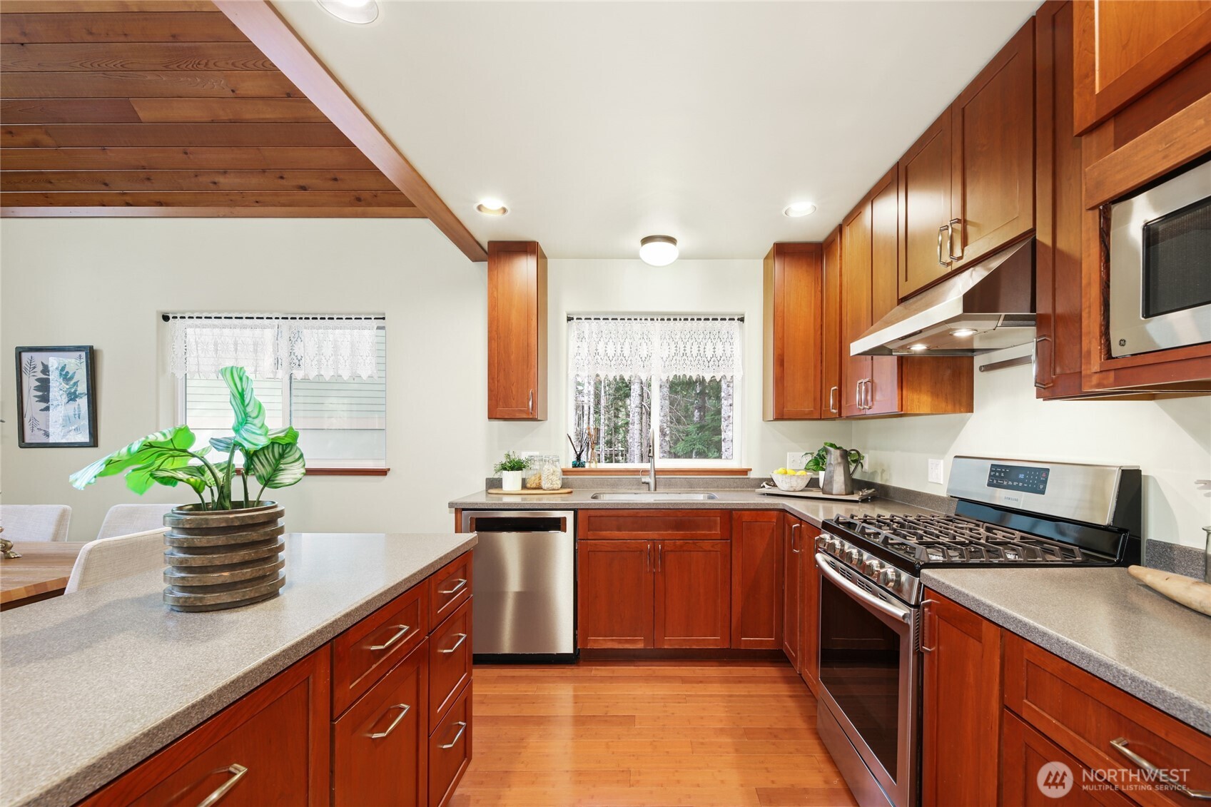 91 Mountain Home Road Snoqualmie Pass, WA 98068 - Photo 9 of 32 a kitchen that has a sink and a stove in it