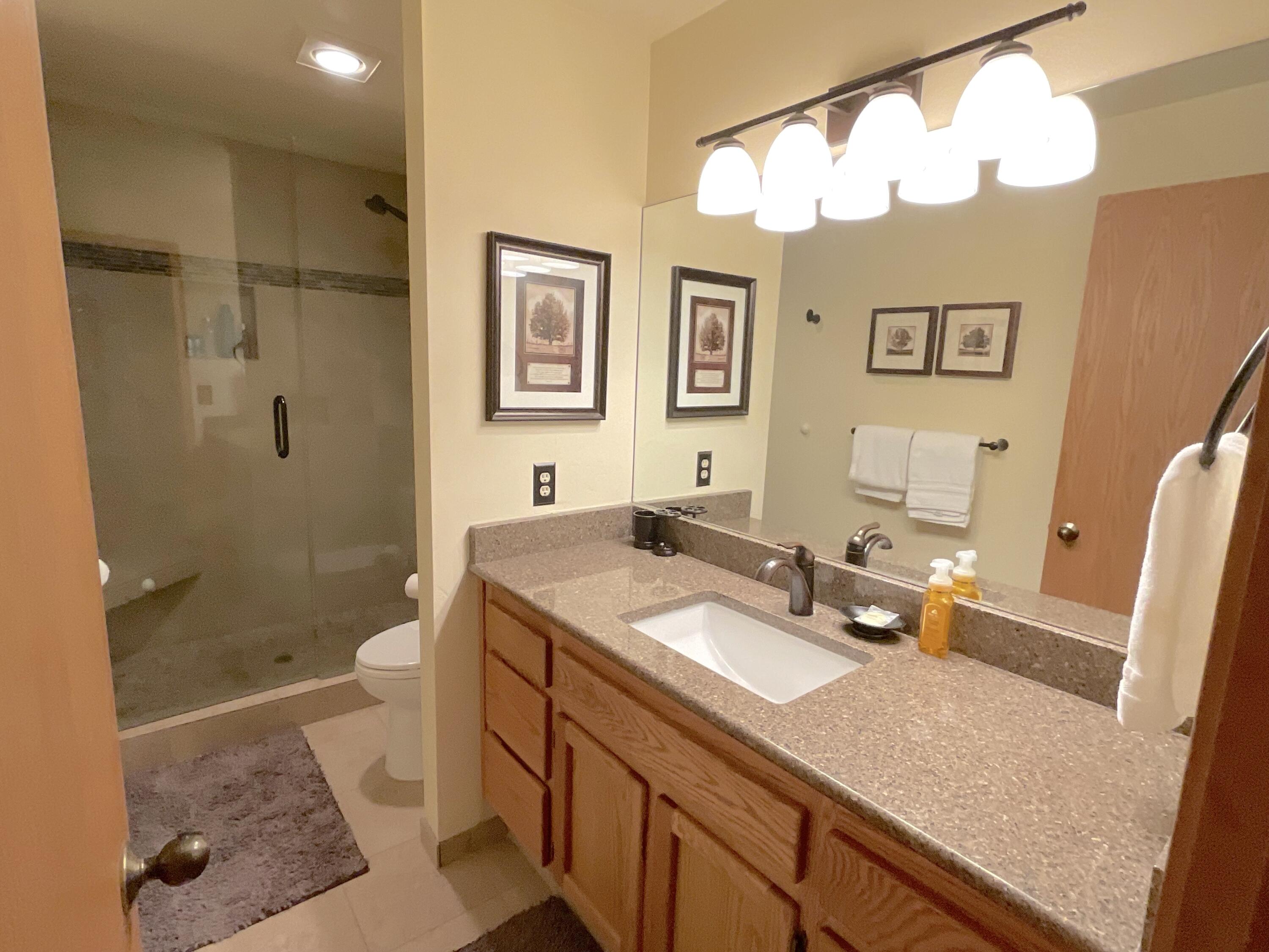 17854 West Core Road Sunriver, OR 97707 - Photo 14 of 26 Primary Bath