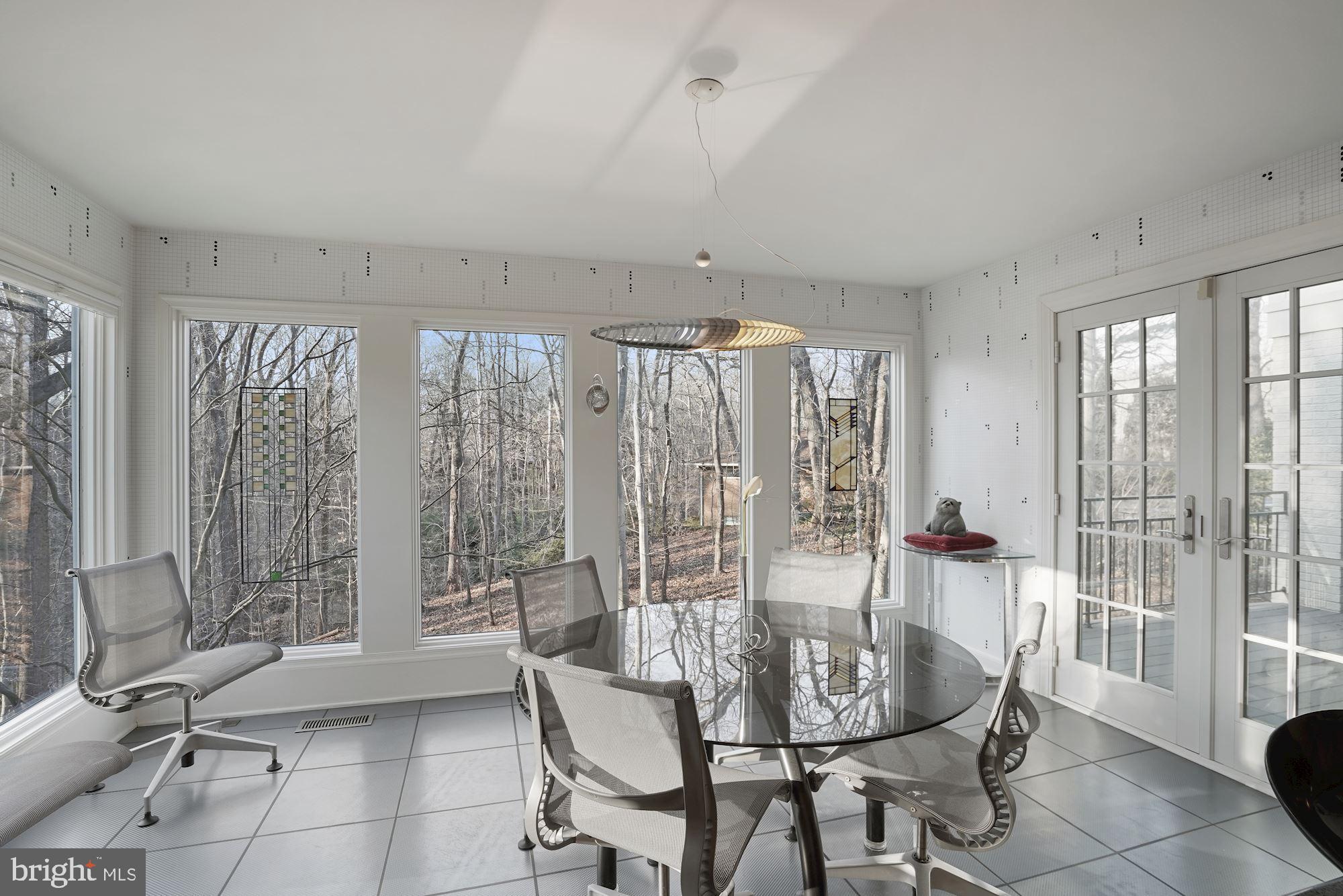 4062 Ridgeview Circle McLean, VA 22101 - Photo 8 of 56 Morning/Family Area with vista windows