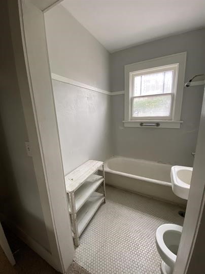 1414 Austin Street, Unit 16 Houston, TX 77002 - Photo 6 of 10 a bathroom with a toilet and a bathtub