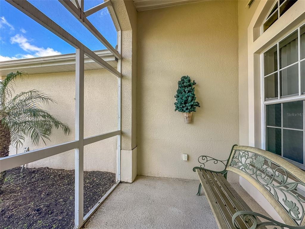 5300 Treasure View Way Leesburg, FL 34748 - Photo 2 of 47 a living room with furniture