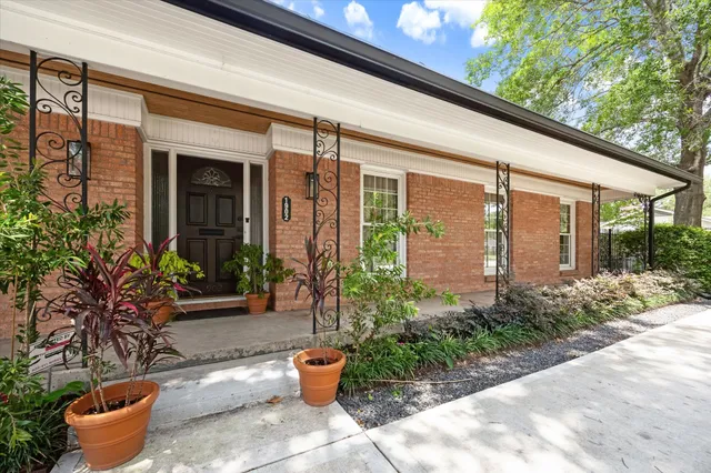 $1,049,000 | 1902 Chimney Rock Road, Houston, TX 77057