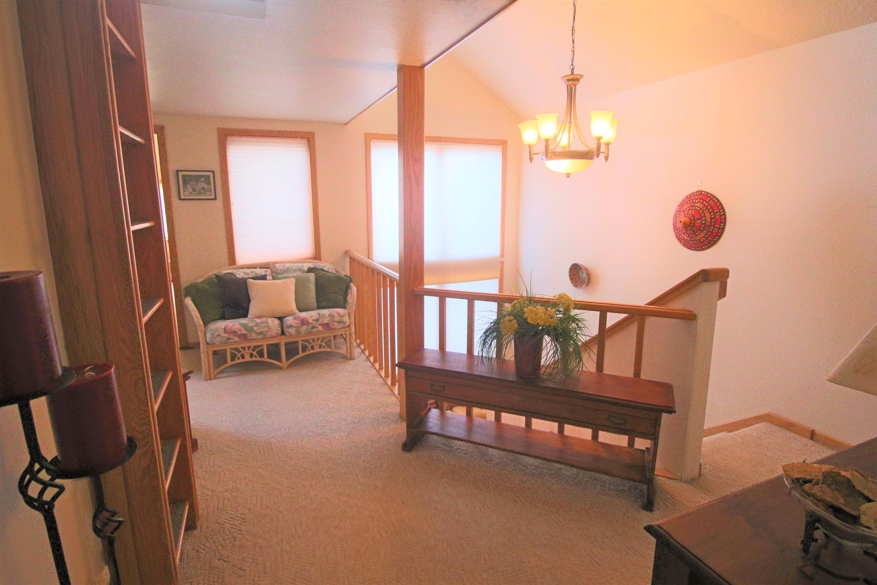 17693 Bittern Lane Sunriver, OR 97707 - Photo 13 of 15 This large landing makes access to the Suites comfortable and not crowded.