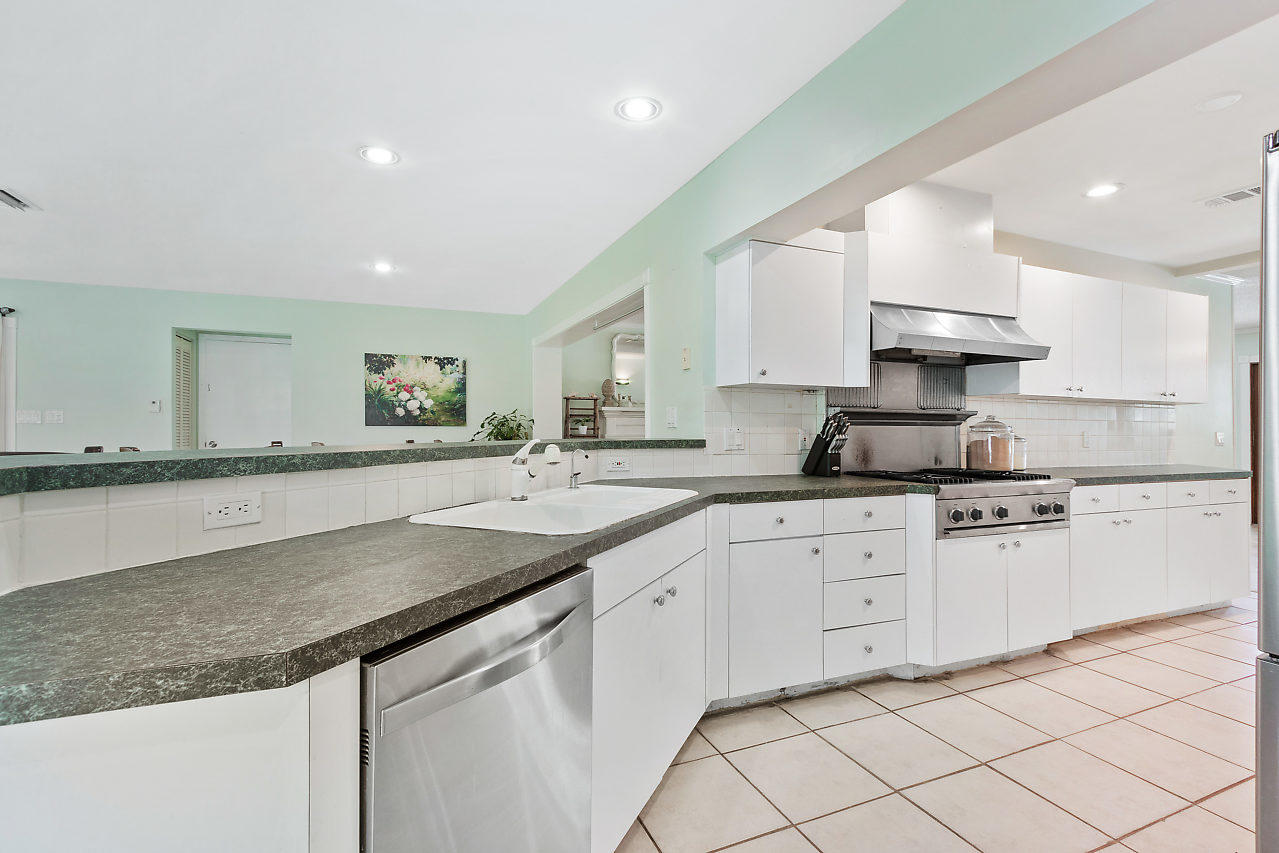 445 Northeast 37th Street Boca Raton, FL 33431 - Photo 15 of 28 Kitchen