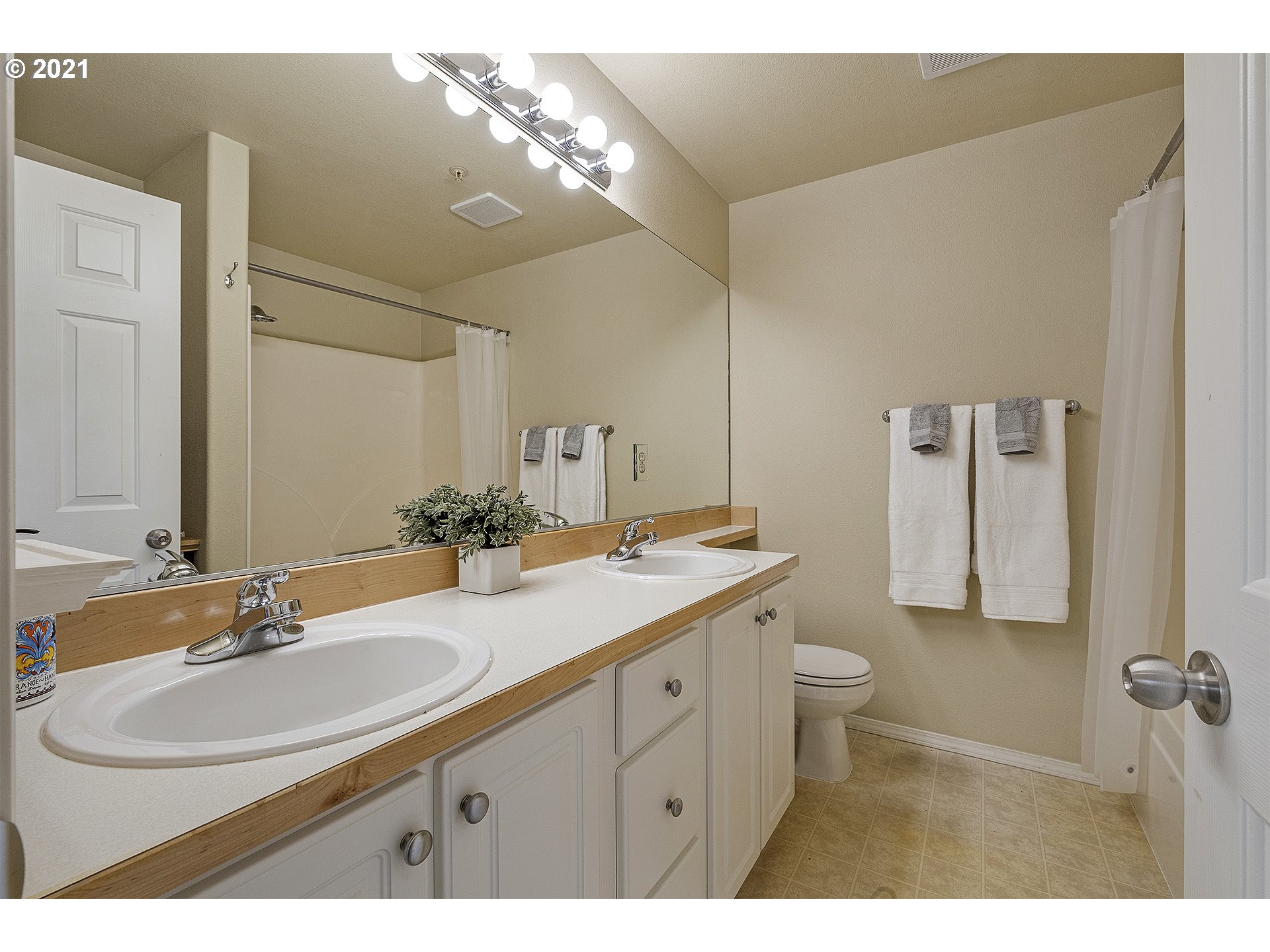 13950 Southwest Scholls Ferry Road, Unit 103 Beaverton, OR 97007 - Photo 15 of 26 Gallery Image 15