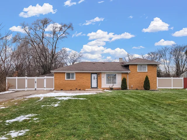 a view of a house with a yard