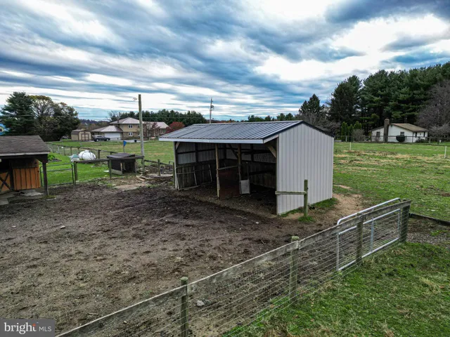 a view of a house with backyard
