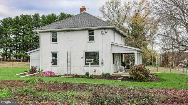 a view of a house with backyard