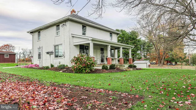 a view of a house with backyard porch and garden