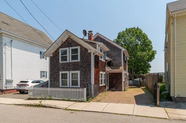 $2,600 | 7 Derby Street, Gloucester, MA 01930