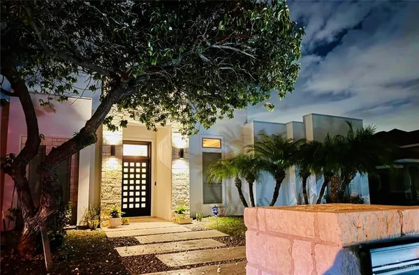 a view of outdoor space yard and porch
