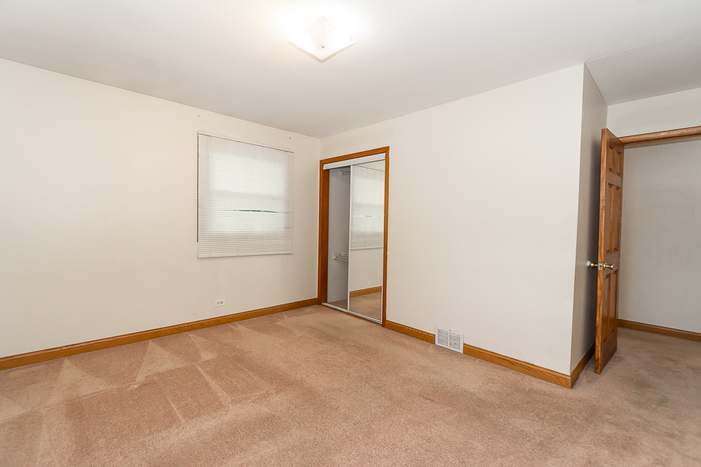 649 South Wisconsin Avenue Addison, IL 60101 - Photo 10 of 21