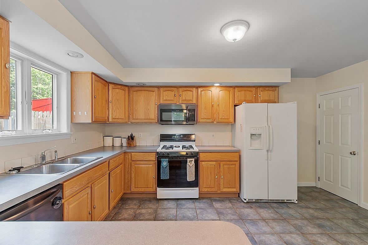 948 Center Road, Unit B Lyndeborough, NH 03082 - Photo 24 of 27