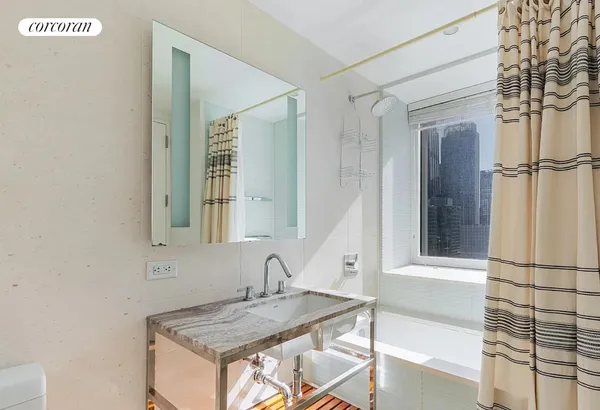 $1,150,000 | 70 West 45th Street, Unit 33C | Midtown Central