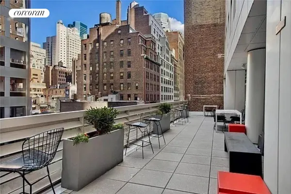 $1,150,000 | 70 West 45th Street, Unit 33C | Midtown Central