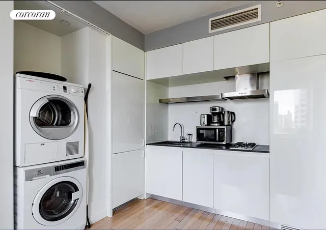 $1,150,000 | 70 West 45th Street, Unit 33C | Midtown Central