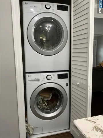 a close up view of a washer and dryer