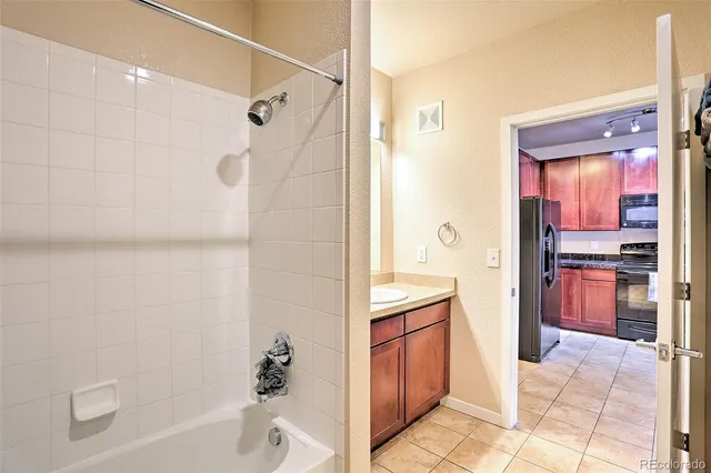 $1,950 | 3101 Blake Street, Unit 214, Denver, CO 80205