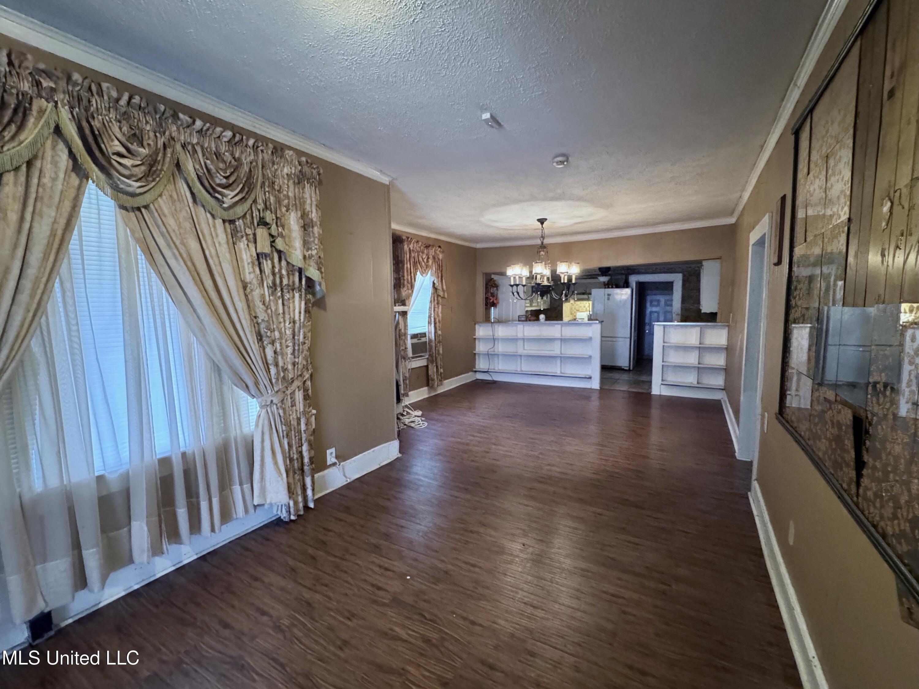 365 Walnut Street Canton, MS 39046 - Photo 2 of 7 365 Walnut Street Living room
