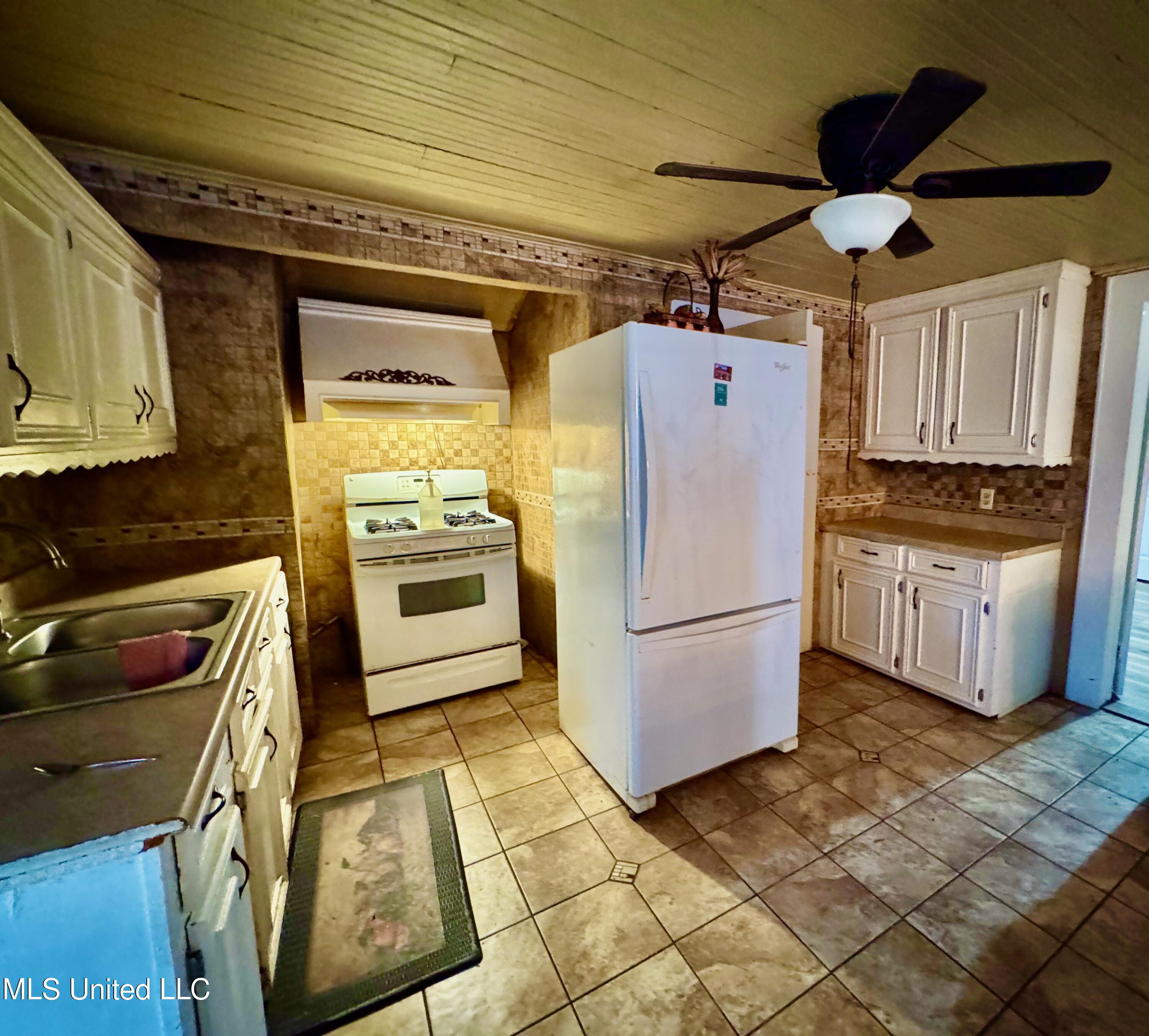 365 Walnut Street Canton, MS 39046 - Photo 3 of 7 365 Walnut Street Kitchen