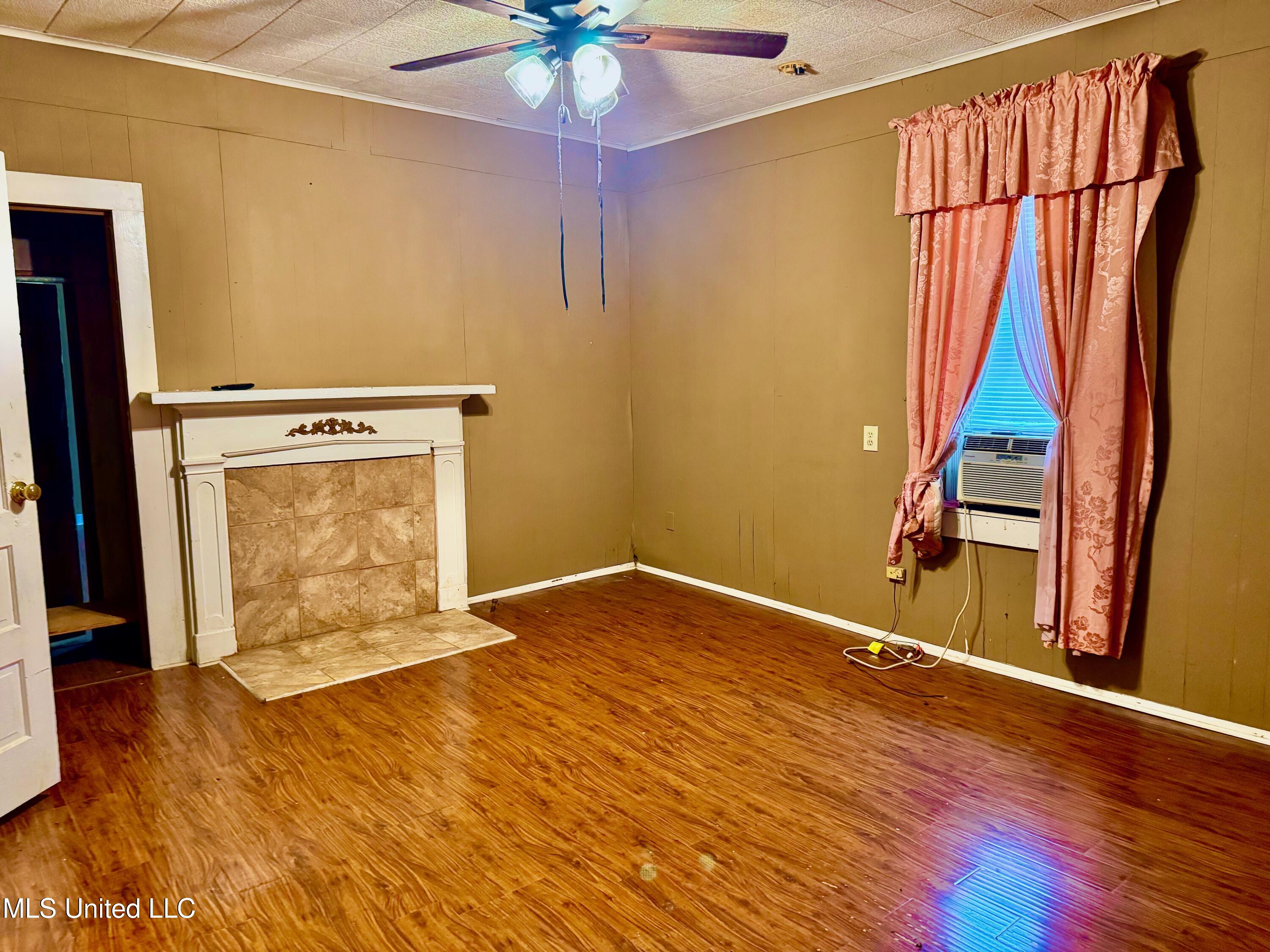 365 Walnut Street Canton, MS 39046 - Photo 4 of 7 365 Walnut Street Bedroom