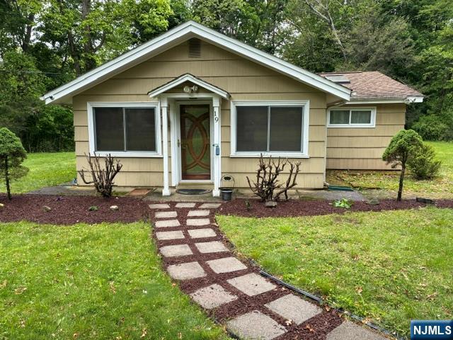 19 Crescent Road Wayne, NJ 07470 - Photo 20 of 26 a front view of a house with garden