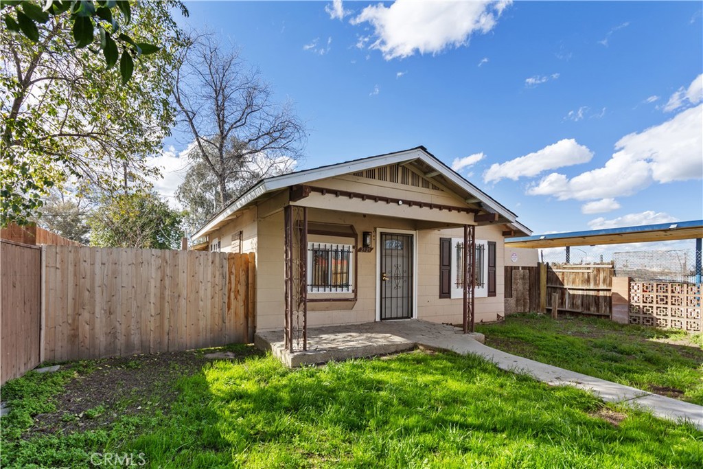 2521 P Bakersfield, CA 93301 - Photo 3 of 21 a front view of a house with garden