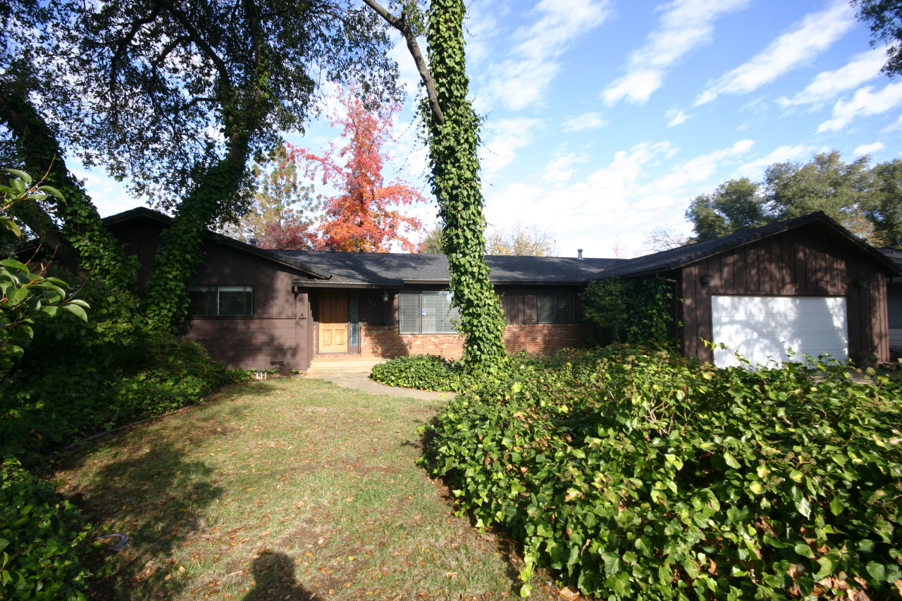 562 Rafael Street Redding, CA 96002 - Photo 1 of 6 Front