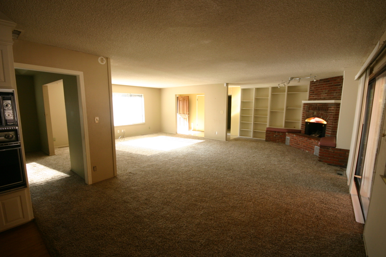 562 Rafael Street Redding, CA 96002 - Photo 4 of 6 Family room