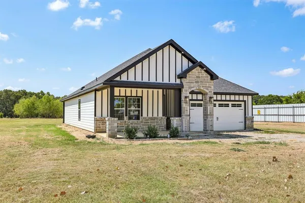 a view of a house with backyard and garden