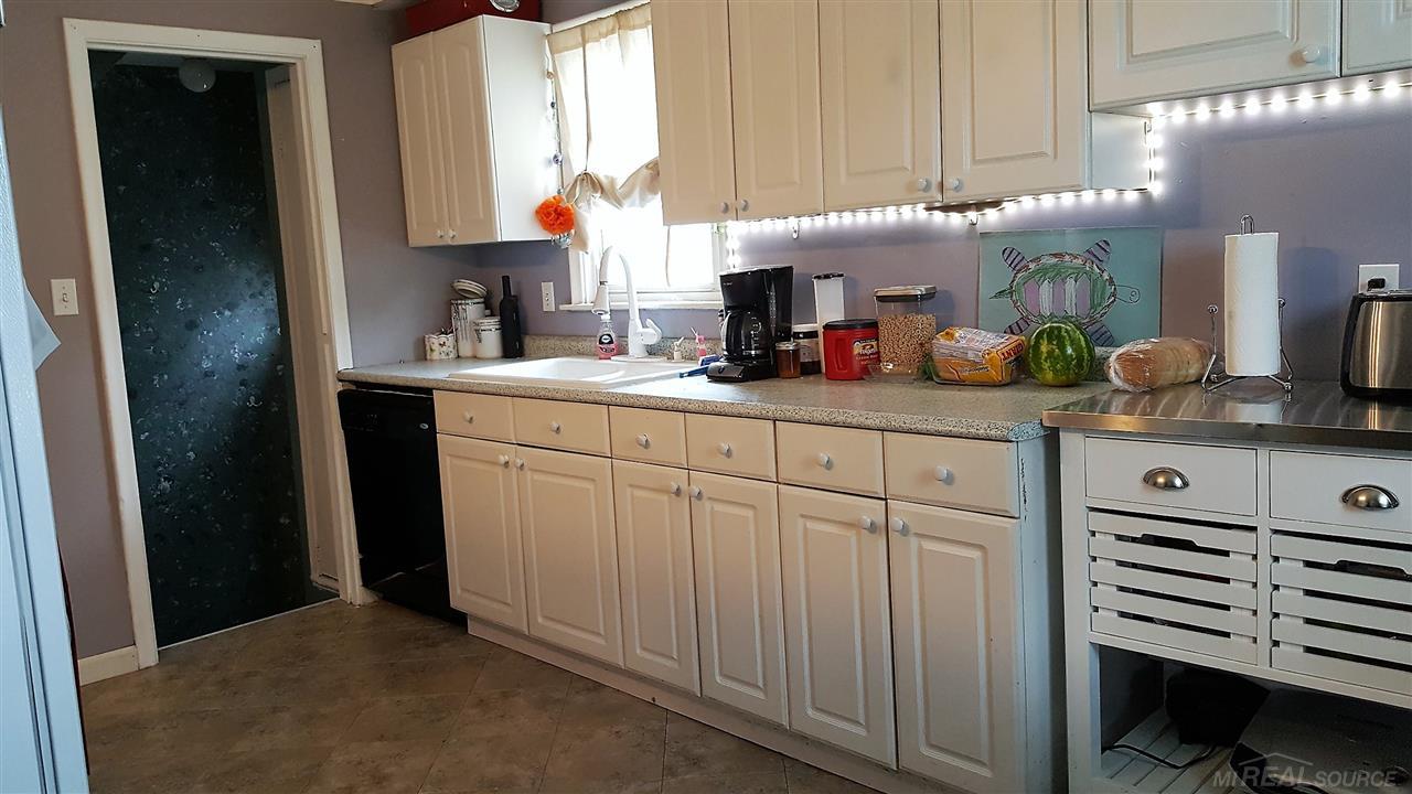 19372 Martin Road Roseville, MI 48066 - Photo 4 of 16 31326881-3.JPG