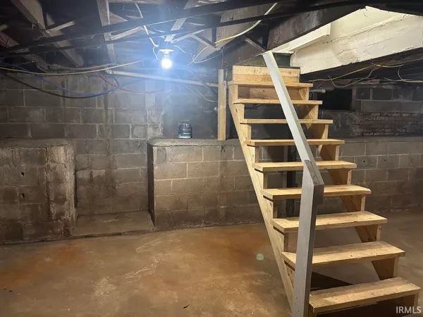 $149,900 | 6 East Pearl Street, Washington, IN 47501