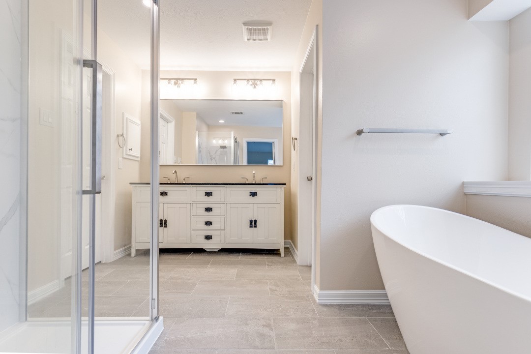 3231 Alabama Street Houston, TX 77004 - Photo 12 of 20 a bathroom with a bathtub and shower