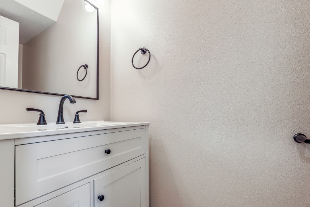 3231 Alabama Street Houston, TX 77004 - Photo 9 of 20 a bathroom with a sink and a mirror