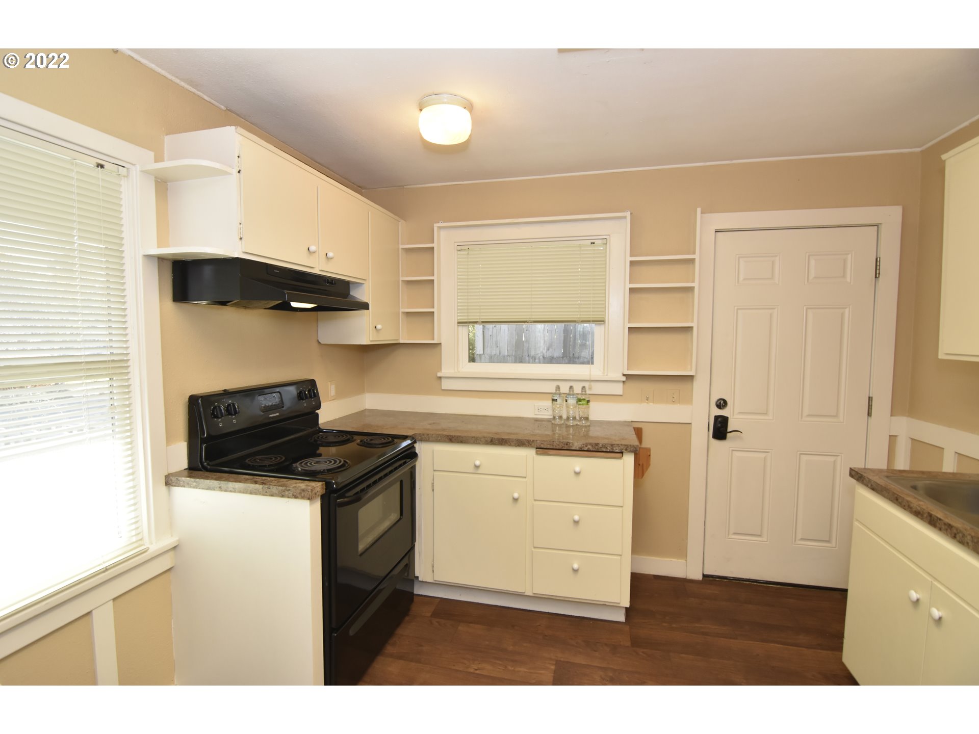 474 Broadway Street Springfield, OR 97477 - Photo 7 of 21 a kitchen with granite countertop a sink stainless steel appliances and cabinets