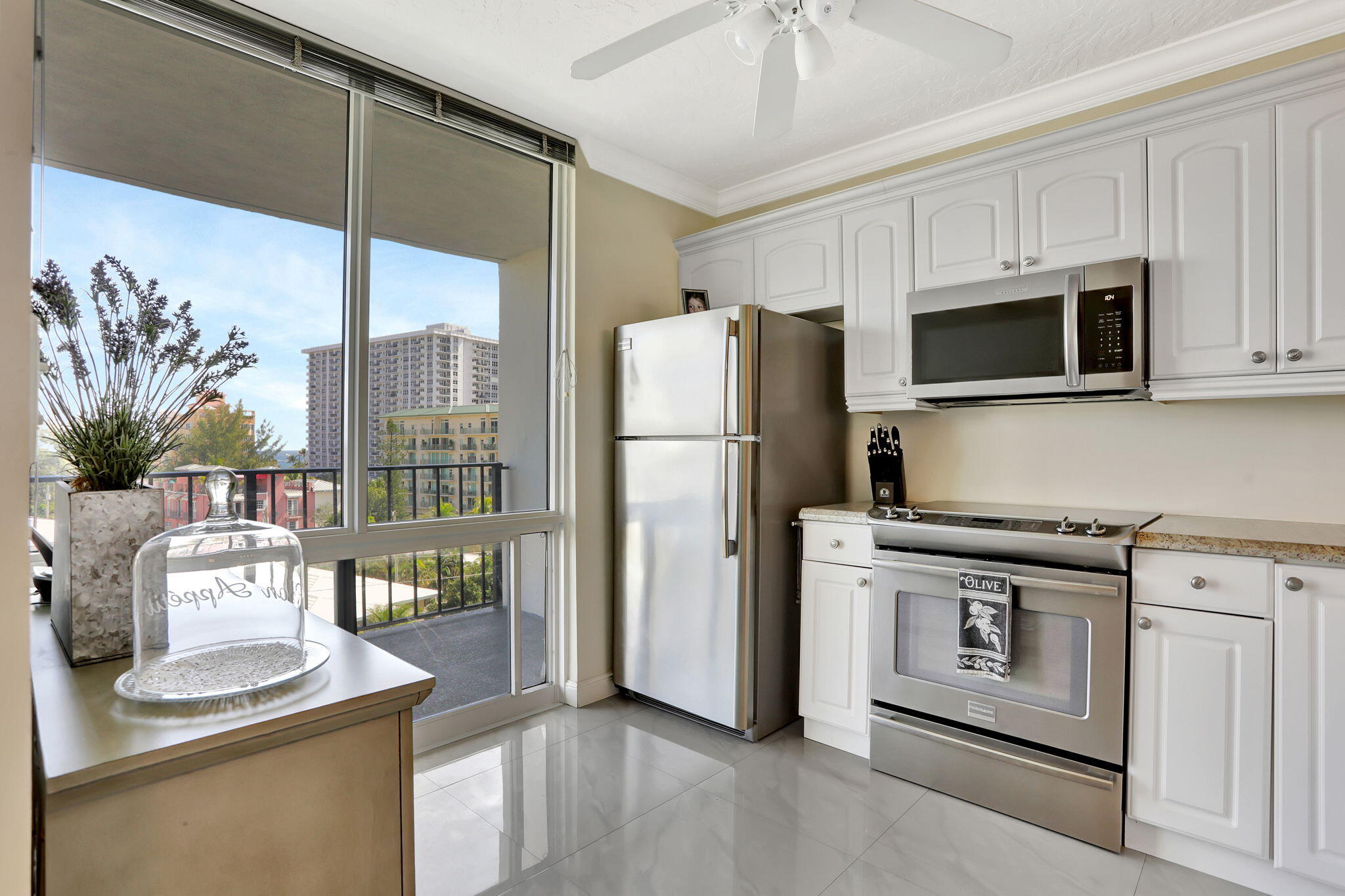 521 North Riverside Drive, Unit 603 Pompano Beach, FL 33062 - Photo 8 of 26 Kitchen