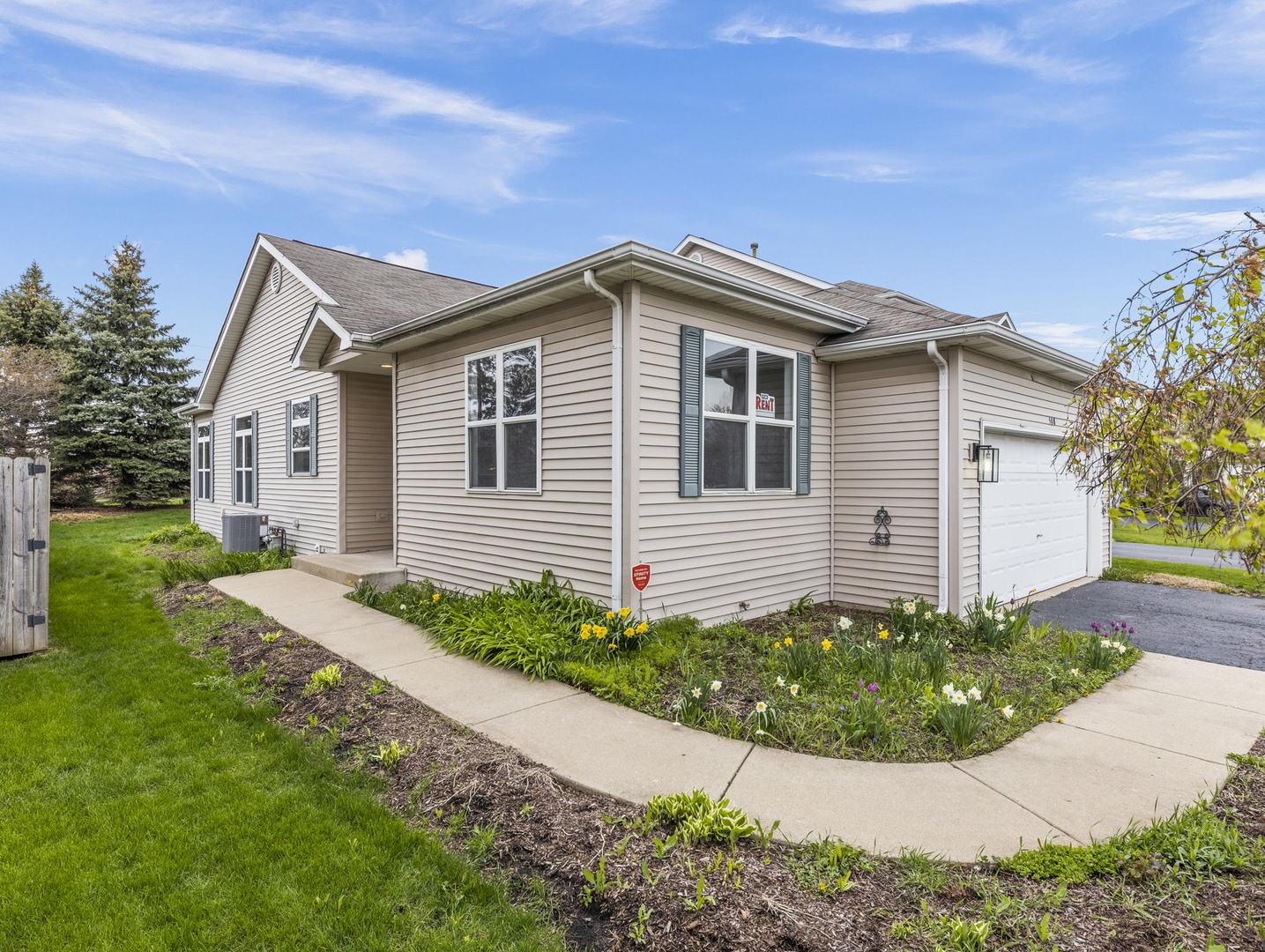 580 Chestnut Drive Oswego, IL 60543 - Photo 3 of 20 a front view of a house with a garden