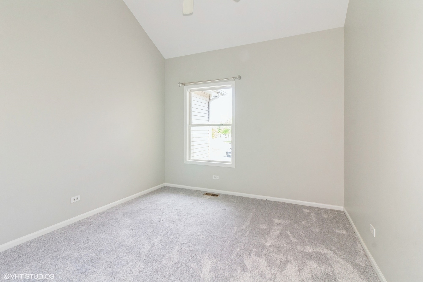 580 Chestnut Drive Oswego, IL 60543 - Photo 8 of 20 an empty room with a window