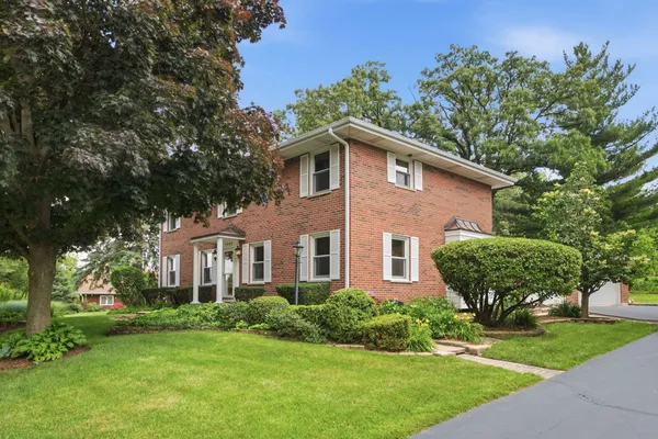 $750,000 | 1065 Barneswood Drive, Downers Grove, IL 60515