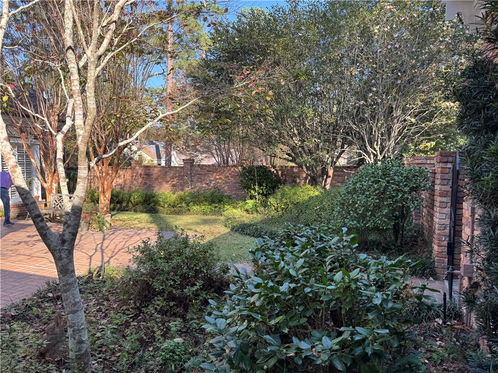 804 Cherokee Circle Waycross, GA 31501 - Photo 16 of 41 Inside the garden wall